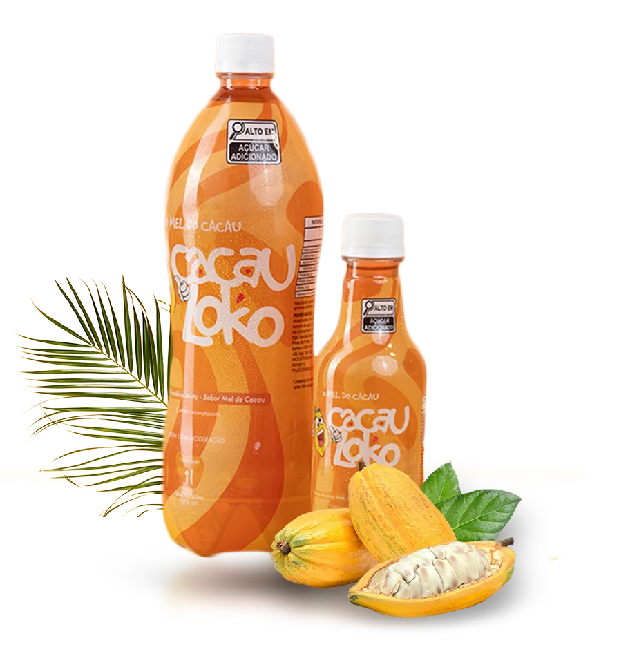 Garrafas de 1 litro e de 275 ml da Cacau Loko, bebida alcoólica mista sabor mel de cacau, com frutos de cacau e folha de palmeira